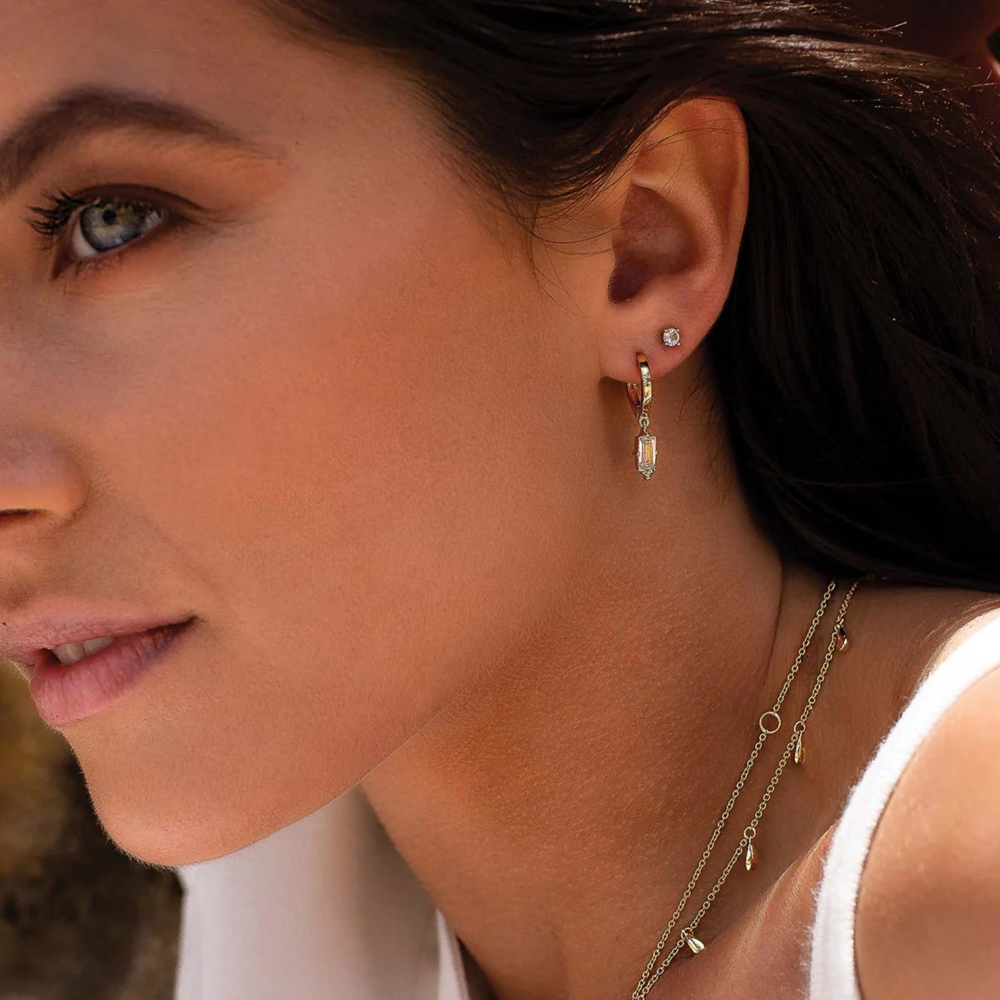 Earrings Huggie w Zirconia Baguette