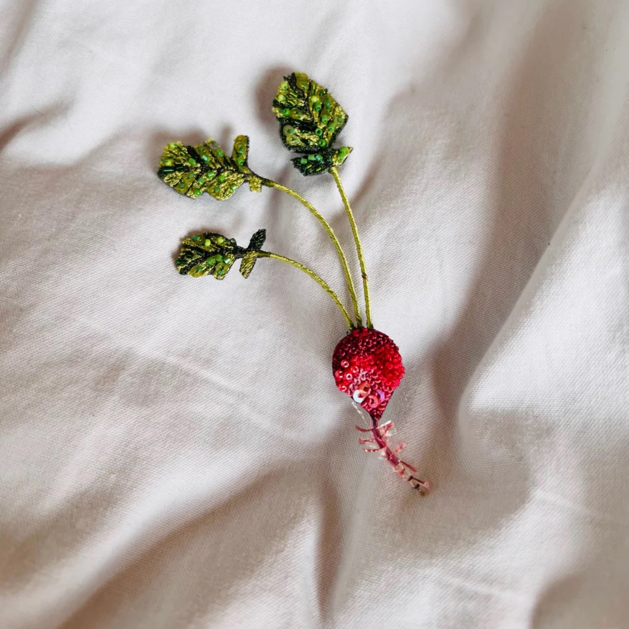 Brooch Trovelore Red Radish
