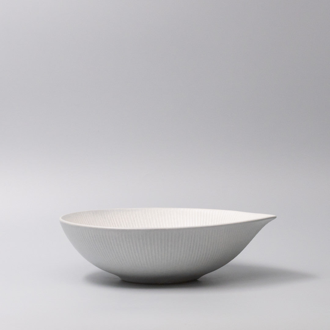 Leaf Shaped Pouring Bowl in Snow White