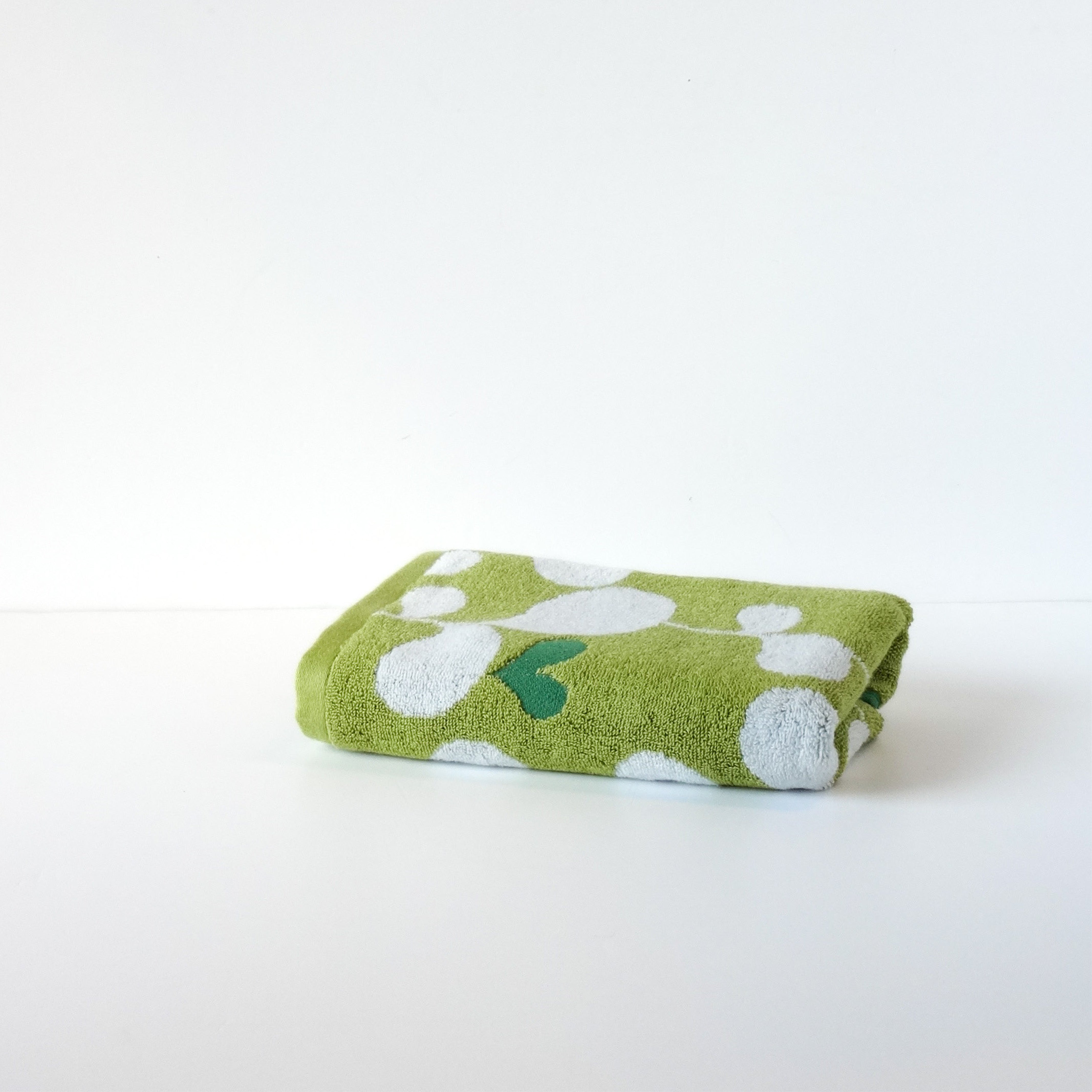 Hand Towel in Green Heart Leaf