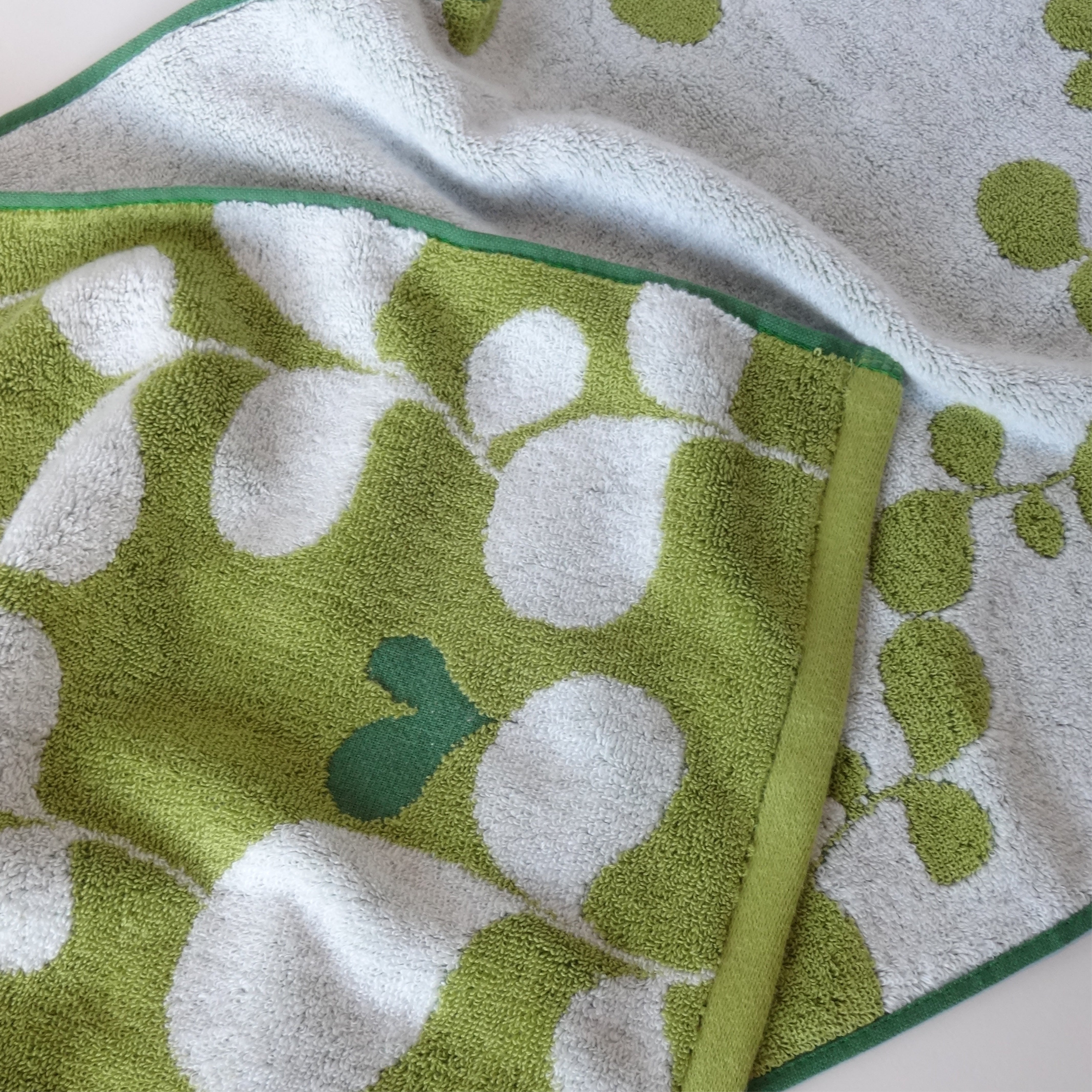 Hand Towel in Green Heart Leaf
