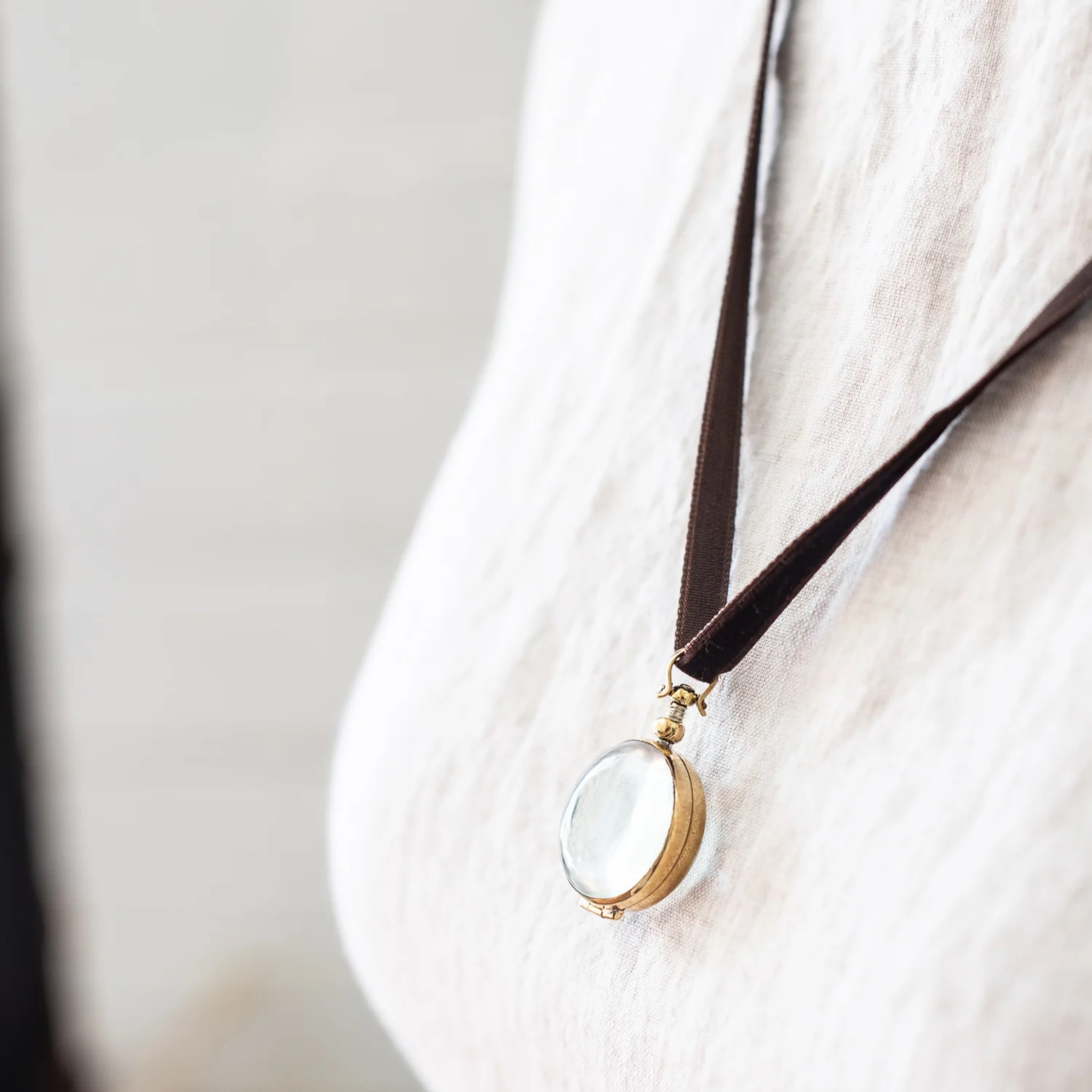 Locket Rock Crystal Med Round w Velvet Ribbon