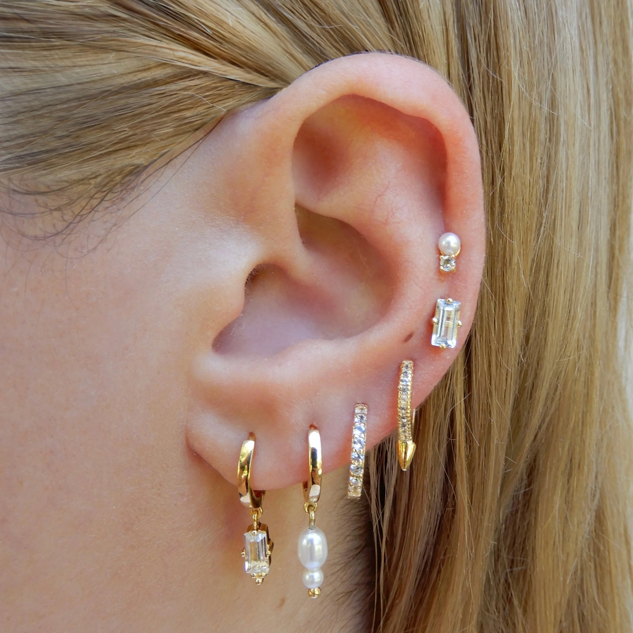 Earrings Huggie w Zirconia Baguette